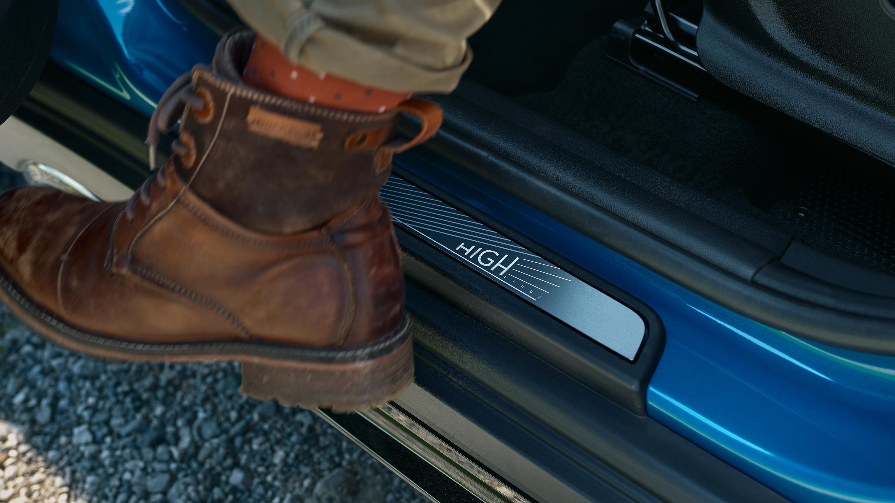 Detailansicht der Türschwellenblenden mit Highlands-Logo und Tritt